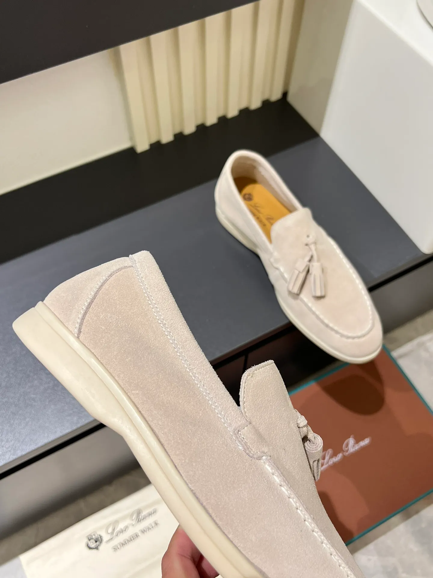 Men's shoes 💰p360 "Loro men's shoes 💰pian'*" Classic L men's shoes for couples 💰p Top version British flat loafers, a must-have item in old money style, the minimalist design is eye-catching and durable, a plus point for dressing The soft foot feel and texture are outstanding. They don’t scratch your feet and are very nice. They are matched with soft and waxy soles. They can be worn daily for a long time without getting tired. They are easy to wear, versatile and classic items, with perfect foot feel and texture! Imported cashmere fabric, the lining is made of imported A-grade water-dyed cow lining, the top version of the genuine leather midsole is sewn with pure handmade mark thread! Size: Female 35-40 (34. Customized) Male 38-44 (45.46. Customized)
